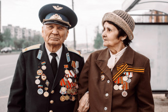 Картинка разное мужчина+женщина ветераны день победы награды помним