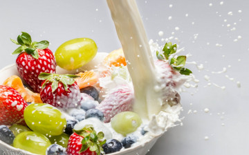 Картинка еда фрукты +ягоды голубмка мандарины виноград клубника ягоды