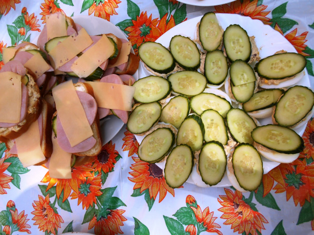 Обои картинки фото еда, бутерброды,  гамбургеры,  канапе, огурцы, колбаса, сыр, хлеб