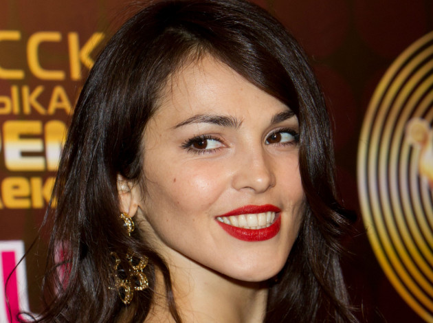 Обои картинки фото музыка, сати казанова, певица, шатенка, лицо, улыбка