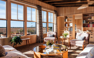 Картинка интерьер гостиная диван кресла журнальный столик