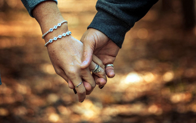 Обои картинки фото разное, руки,  ноги, кольца, браслеты