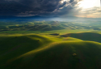 Картинка природа горы зелень небо солнце облака тучи холмы поля