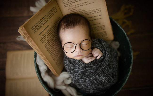 Обои картинки фото разное, дети, ребенок, очки, книга