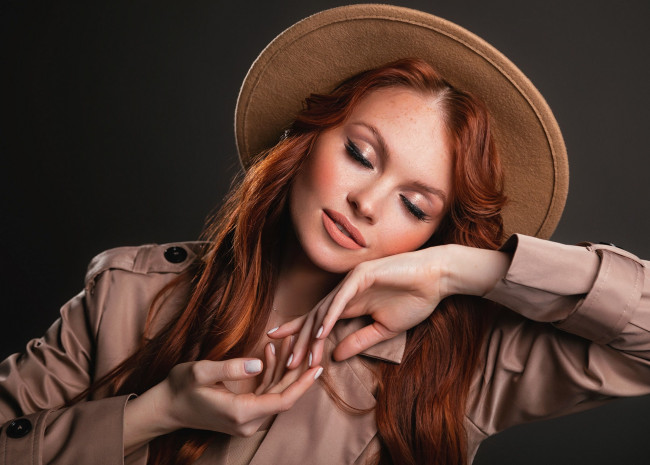 Обои картинки фото девушки, - лица,  портреты, рыжие, волосы, шляпа, плащ, закрытые, глаза, наталья, ветошкина