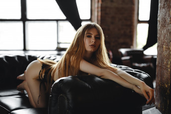 Картинка алина+майер девушки девушка женщина шатенка темноволосая сексуальная модель звезда позирует разная обувь верхняя стильная одежда нижнее эротическое бельё трусы лифчик колготки чулки аксессуары макияж и множество элементов на фотографии