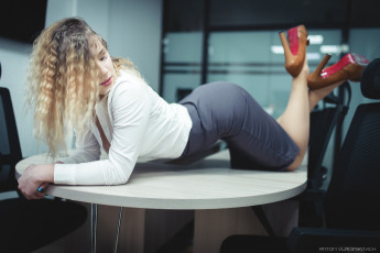 Картинка бестия девушки -+блондинки +светловолосые девушка женщина блондинка светловолосая сексуальная модель звезда позирует разная обувь верхняя стильная одежда нижнее эротическое бельё трусы лифчик колготки чулки аксессуары макияж и множество элементов на фотографии