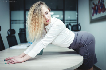 Картинка бестия девушки -+блондинки +светловолосые девушка женщина блондинка светловолосая сексуальная модель звезда позирует разная обувь верхняя стильная одежда нижнее эротическое бельё трусы лифчик колготки чулки аксессуары макияж и множество элементов на фотографии