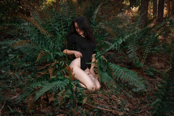 Картинка бестия девушки -+брюнетки +шатенки девушка женщина брюнетка темноволосая сексуальная модель звезда позирует разная обувь верхняя стильная одежда нижнее эротическое бельё трусы лифчик колготки чулки аксессуары макияж и множество элементов на фотографии