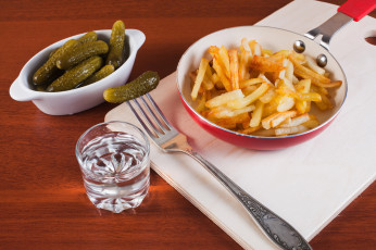 обоя еда, картофель, маринованные, огурчики, жареный, соломка, водка