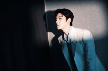 Картинка мужчины hou+ming+hao актер пиджак стена тень