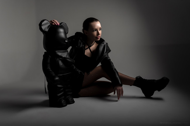 Обои картинки фото бестия, девушки, - брюнетки,  шатенки, девушка, женщина, брюнетка, темноволосая, сексуальная, модель, звезда, позирует, разная, обувь, верхняя, стильная, одежда, нижнее, эротическое, бельё, трусы, лифчик, колготки, чулки, аксессуары, макияж, и, множество, элементов, на, фотографии