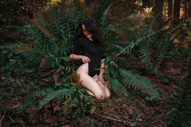 Обои картинки фото бестия, девушки, - брюнетки,  шатенки, девушка, женщина, брюнетка, темноволосая, сексуальная, модель, звезда, позирует, разная, обувь, верхняя, стильная, одежда, нижнее, эротическое, бельё, трусы, лифчик, колготки, чулки, аксессуары, макияж, и, множество, элементов, на, фотографии