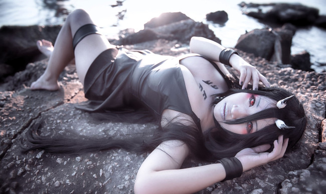Обои картинки фото девушки, - креатив,  косплей, образ, камни, озеро, берег