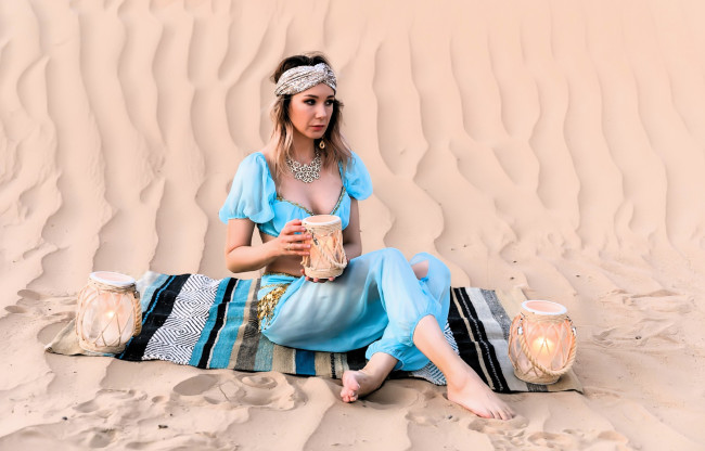 Обои картинки фото девушки, - блондинки,  светловолосые, блондинка, тюрбан, костюм, кувшин, пустыня