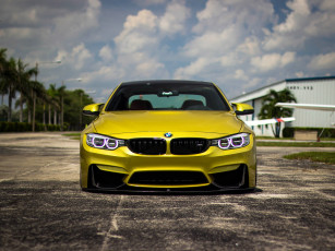 Картинка bmw+m4 автомобили bmw желтый площадка здание пальмы