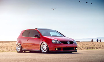 Картинка volkswagen+golf+v автомобили volkswagen красный площадка люди