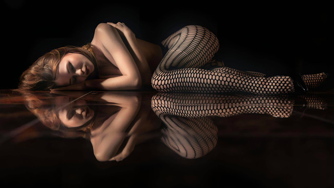 Обои картинки фото девушка секси, девушки, - брюнетки,  шатенки, девушка, фигурка, попка, секси, брюнетка, позирует, на, полу, колготки