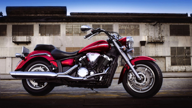 Обои картинки фото yamaha xvs 1300 a midnight star 2009, мотоциклы, yamaha, мотоцикл, байк, красный, здание