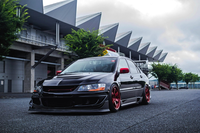 Обои картинки фото mitsubishi lancer evolution, автомобили, mitsubishi, черный, здание, деревья