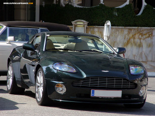 Картинка aston martin автомобили выставки уличные фото