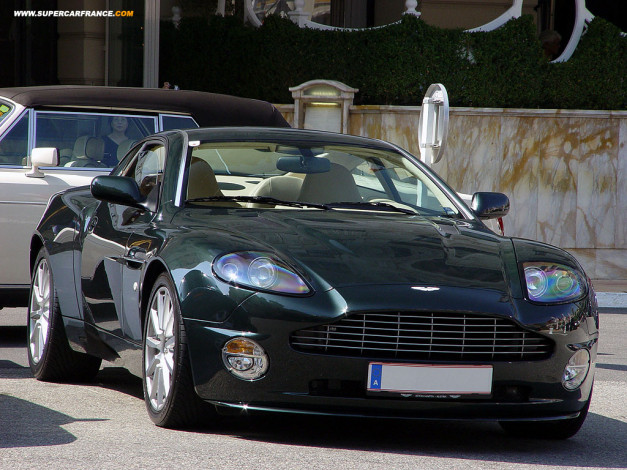 Обои картинки фото aston, martin, автомобили, выставки, уличные, фото