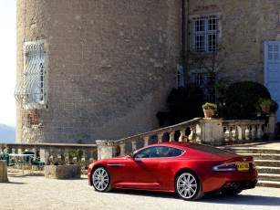 Картинка автомобили aston martin стол красное авто лестница дом