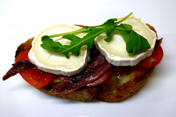 Картинка еда бутерброды гамбургеры канапе гренка сыр камамбер руккола анчоусы помидоры