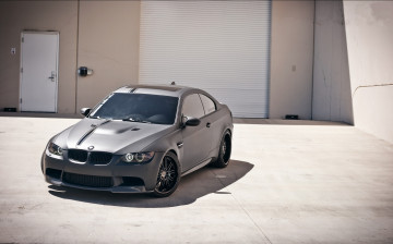 Картинка автомобили bmw m3 e92 black matte wheels бмв матовый дневной свет тюнинг полосы здание тень