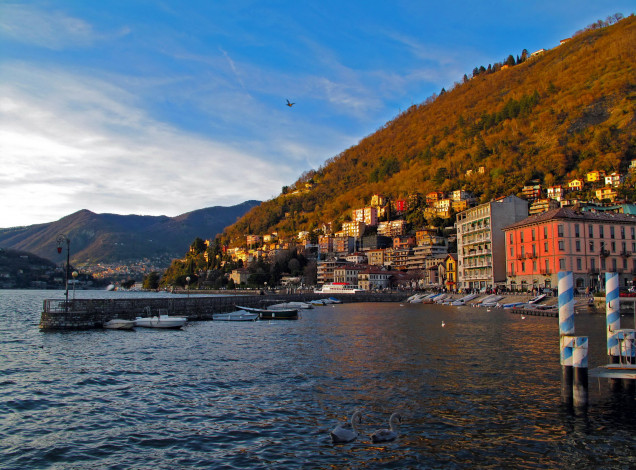 Обои картинки фото италия, ломбардия, комо, города, пейзажи, катера, море, набережная, причал, дома, горы