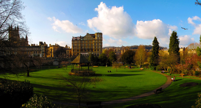 Обои картинки фото великобритания, бат, города, улицы, площади, набережные, скамейки, здания, парк, клумба