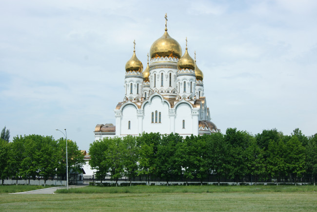 Обои картинки фото спасо, преображенский, собор, города, православные, церкви, монастыри, облака, деревья, трава, дорога