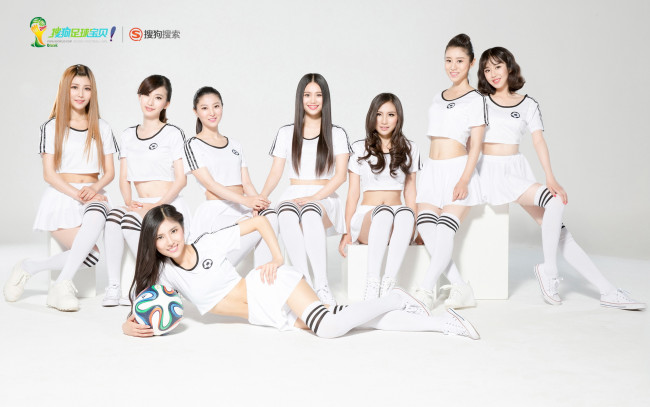 Обои картинки фото спорт, футбол, чемпионат, мира, взгляд, девушки, бразилия, азиатки, улыбки, мяч