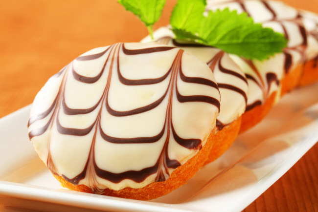 Обои картинки фото еда, пирожные,  кексы,  печенье, выпечка, печенье, шоколад, листики, мяты, cakes, biscuits, chocolate, mint, leaves