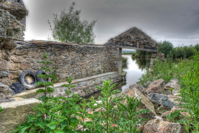 Обои картинки фото природа, пейзажи, стена, вода, ров, поле