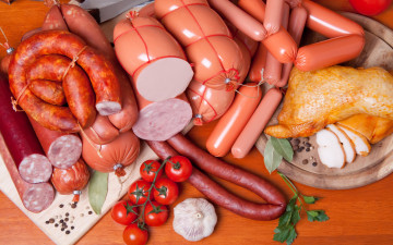Картинка еда колбасные+изделия колбаса вареная копченая мясные продукты сосиски курица помидоры специи томаты