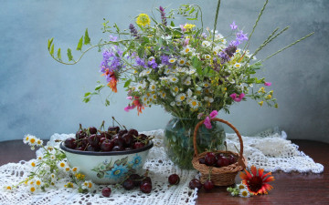 Картинка еда вишня +черешня банка натюрморт ягоды гайлардия лето букет полевые цветы ромашка душистый горошек миска корзинка