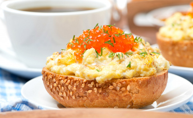 Обои картинки фото еда, бутерброды,  гамбургеры,  канапе, омлет, икра, зелень, булочка, кунжут