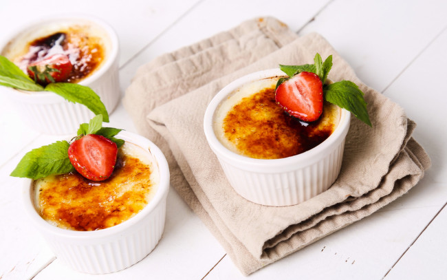 Обои картинки фото еда, мороженое,  десерты, клубника, мусс, сладкое, десерт, пирожное, cream, sweet, dessert, cake