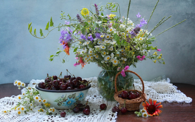 Обои картинки фото еда, вишня,  черешня, банка, натюрморт, ягоды, гайлардия, лето, букет, полевые, цветы, ромашка, душистый, горошек, миска, корзинка