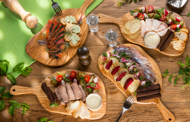 Обои картинки фото еда, разное, закуска, сало, сельдь, помидоры, семга, соус, хлеб, салат, мясо, картошка, рыба, водка, ассорти, блюда, томаты