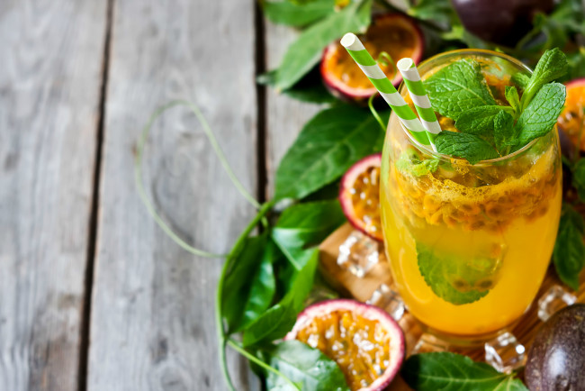 Обои картинки фото еда, напитки,  коктейль, напиток, лимонад, лед, мята, маракуйя