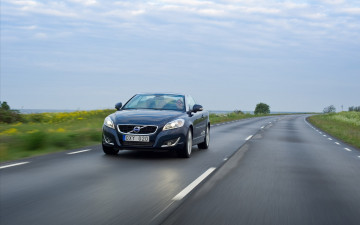 Картинка автомобили volvo шоссе дорога темный вольво скорость луга облака небо трасса