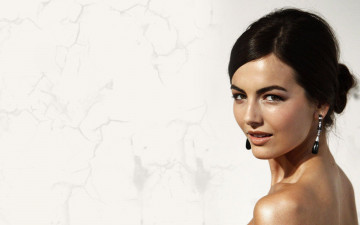 Картинка camilla+belle девушки плечи серьги улыбка взгляд брюнетка