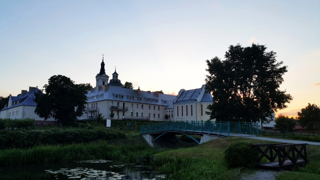 Обои картинки фото города, - католические соборы,  костелы,  аббатства, пруд, мостики, лилии, водяные