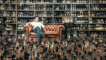 Картинка юмор+и+приколы диван мужчина бутылки алкоголь много