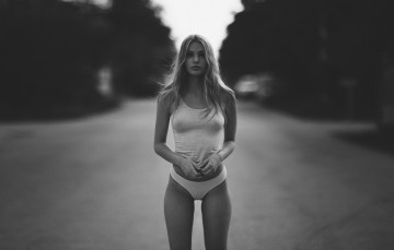 Картинка девушки -unsort+ Черно-белые+обои майка трусы