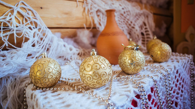 Обои картинки фото праздничные, шары, елочные, игрушки, бусы, кувшин, скатерть