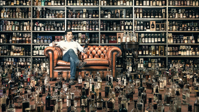 Обои картинки фото юмор и приколы, диван, мужчина, бутылки, алкоголь, много