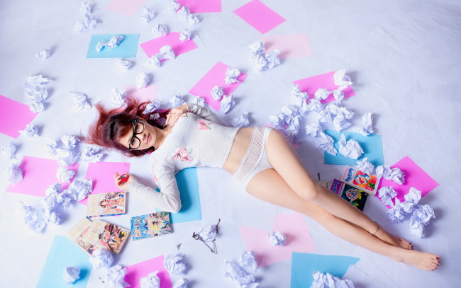 Обои картинки фото девушки, -unsort , азиатки, бумажки, трусики, очки, свитер, улыбка, рыжая, журналы